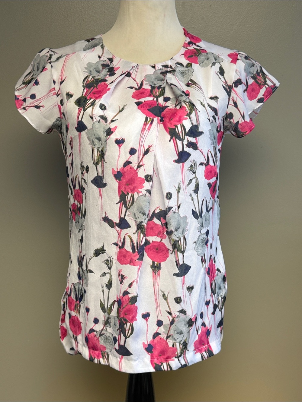 Liz Claiborne Floral Blouse Women's Small Pink Gray Pleated Short Sleeve Top - Picture 2 of 5